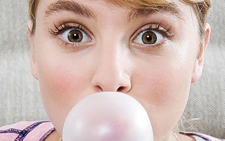 Nhai kẹo cao su có thể gây... đau đầu dai dẳng