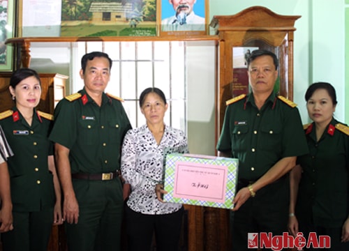 Thăm tặng quà hội viên phụ nữ là vợ, con thương binh, liệt sỹ.