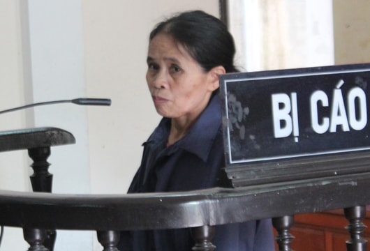 4 năm tù cho người vợ giết chồng vì bị bạo hành