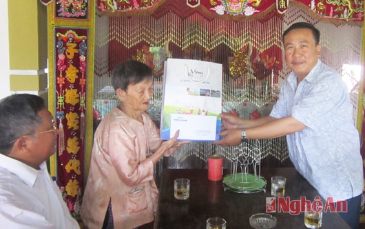 Công ty CP Vicem Hoàng Mai: Thăm, tri ân bà mẹ Việt Nam anh hùng