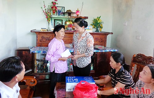 Hội LHPN Việt Nam tặng quà gia đình chính sách ở Quỳnh Lưu