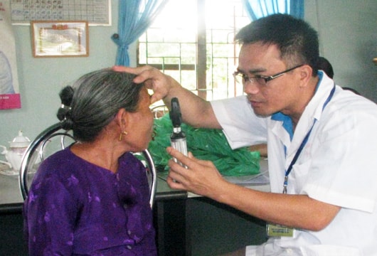 Gần 200 hội viên cao tuổi được  khám, tư vấn các bệnh về mắt