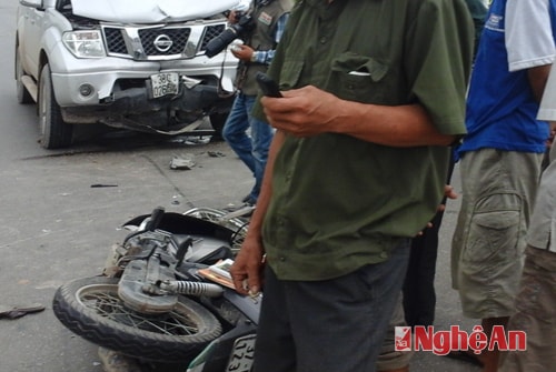 Xe máy "đối đầu" xe bán tải, hai người thương vong