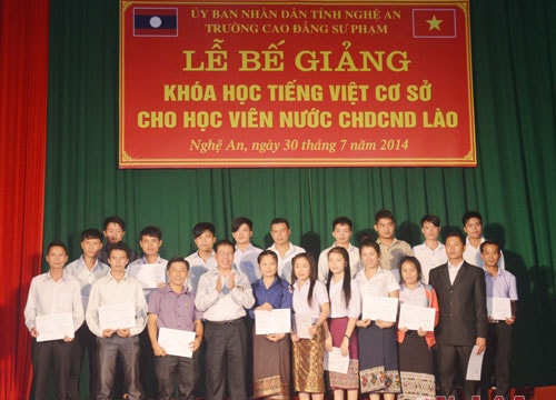 Trường CĐSP Nghệ An: Trao bằng tốt nghiệp tiếng Việt cho học viên Lào
