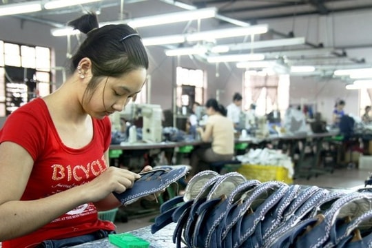 Tăng lương tối thiểu: Tương ứng năng suất lao động hay mức sống?