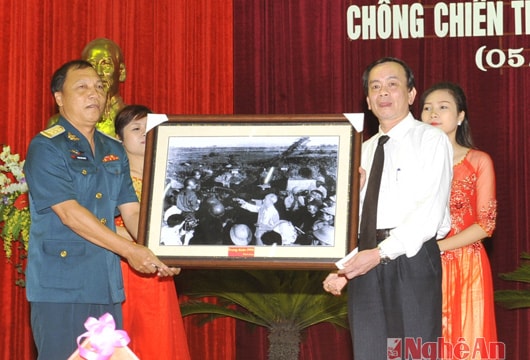 Kỷ niệm 50 năm quân và dân TP Vinh đánh thắng trận đầu