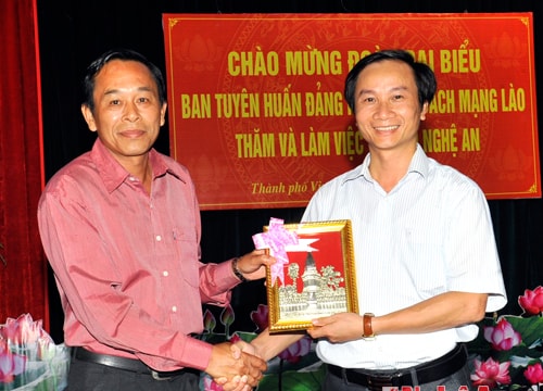 Đoàn công tác Ban Tuyên huấn Lào thăm, làm việc tại Báo Nghệ An