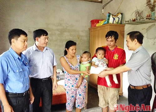 Trao quà của bạn đọc Báo Nghệ An tới hai em Phúc, Lộc