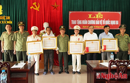 5 đồng chí được trao tặng Huân chương Bảo vệ Tổ quốc hạng Ba