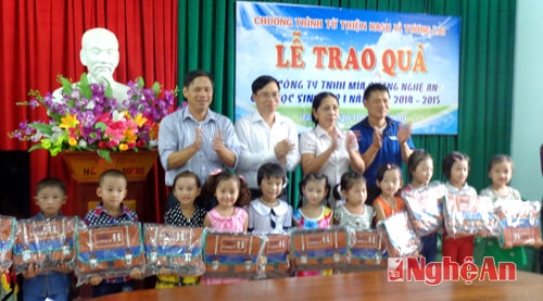 Công ty TNHH mía đường Nghệ An trao quà cho học sinh