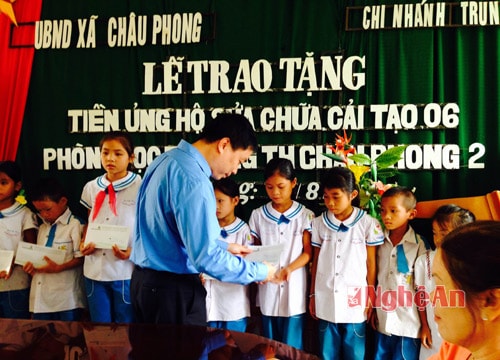 Chi nhánh Ngân hàng Vietcombank Trung Đô tặng quà hỗ trợ xã nghèo Châu Phong
