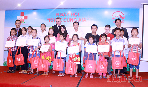 AIA Việt Nam tặng 40 suất học bổng cho trẻ em hoàn cảnh khó khăn