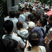 Lao động hợp đồng làm thay 30% "công chức ngồi chơi"?