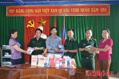 Tặng sách cho đồn Biên phòng Hạnh Dịch và Thông Thụ