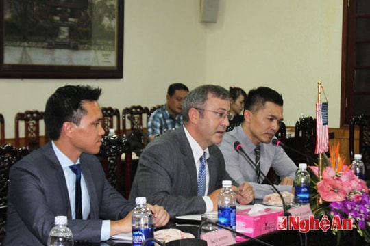 Đoàn Viên chức Chính trị Đại sứ quán Hoa Kỳ làm việc tại Nghệ An