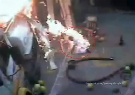 Thành đuốc sống vì dùng điện thoại tại trạm xăng