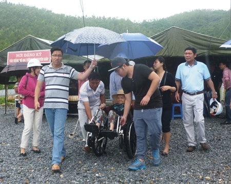 Hàng vạn người đội mưa viếng mộ Đại tướng dịp Tết độc lập