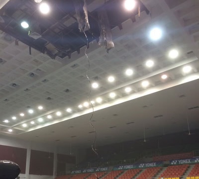 VĐV chạy tán loạn vì sập trần nhà thi đấu Phan Đình Phùng