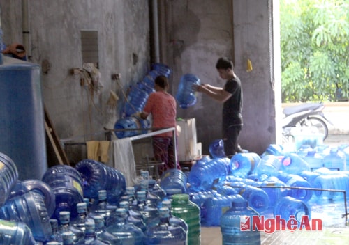 Chất lượng nước uống đóng chai: Khó kiểm soát!