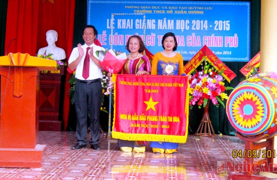 Trường THCS Hồ Xuân Hương đón nhận Cờ thi đua của Chính phủ