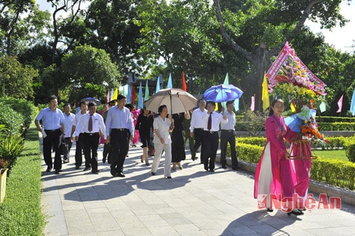 Đồng chí Nguyễn Thị Doan dâng hương tưởng niệm Chủ tịch Hồ Chí Minh