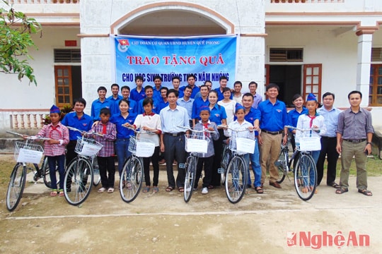 Chi đoàn cơ quan UBND huyện Quế Phong tặng quà tại xã Nậm Nhoóng