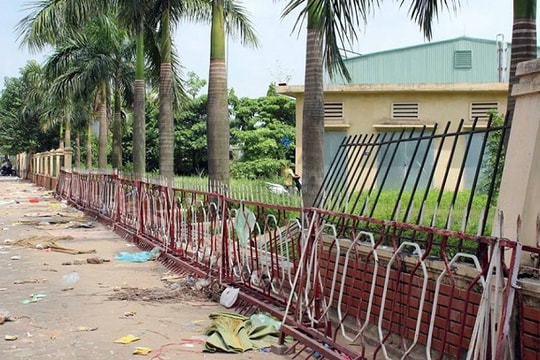 CĐV phát cuồng vì vé trận chung kết, đạp đổ tường của VFF