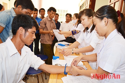 Chuyện sẻ chia giọt máu hồng ở vùng biên