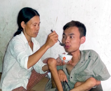 Người mẹ chăm con bại liệt và số nợ khó trả