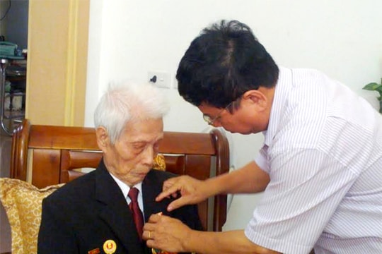 Trao tặng Huân chương Độc lập hạng Ba cho cán bộ tiền khởi nghĩa