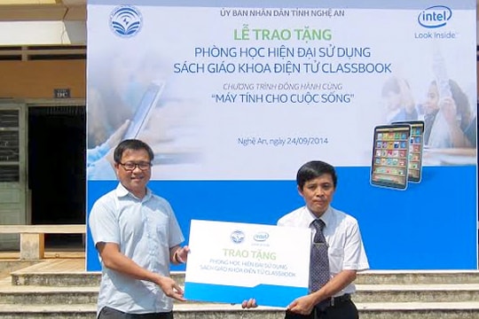 Lễ trao tặng sách giáo khoa điện tử Classbook tại Thanh Chương