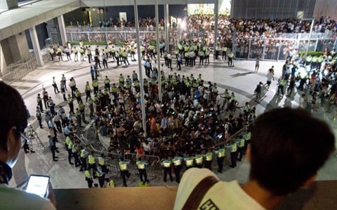 Những người biểu tình Hong Kong xông vào trụ sở chính quyền