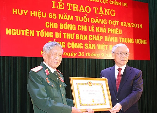 Trao Huy hiệu 65 năm tuổi Đảng tặng đồng chí Lê Khả Phiêu