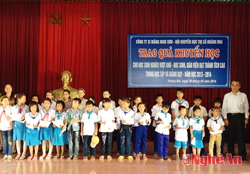 Thị xã Hoàng Mai:Trao 100 suất quà cho học sinh nghèo học giỏi