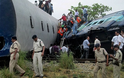 Ấn Độ: Tàu cao tốc đâm nhau, 14 người chết, 45 người bị thương