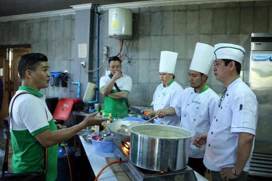 Chuyện những người lo bữa ăn cho U.19 Việt Nam