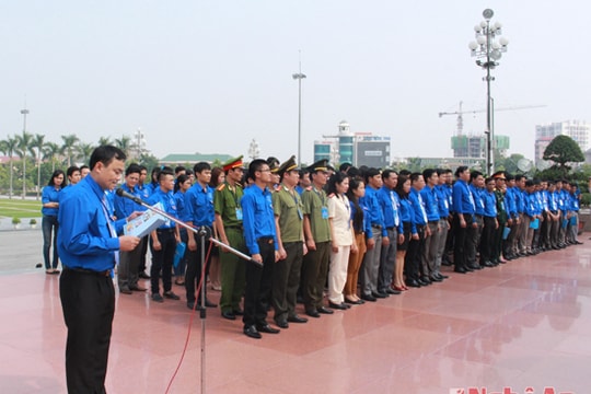 Hội LHTN tỉnh Nghệ An dâng hoa tại Quảng trường Hồ Chí Minh