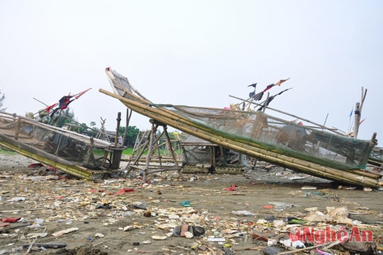 Biển Hòn Câu (Diễn Châu) ngập rác