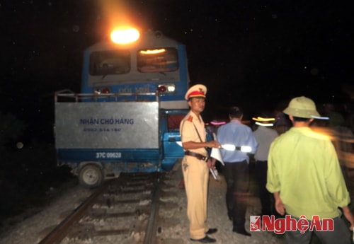 Tàu hỏa đâm ô tô, đường sắt Bắc Nam tê liệt hơn 1 giờ