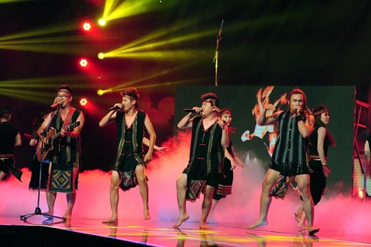 Lấy khăn Piêu đóng khố lên truyền hình: Người Thái cần lời xin lỗi