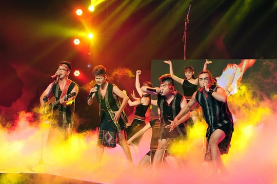 Từ chiếc khăn piêu đến... lỗ hổng văn hóa