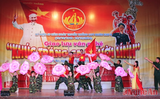 Giao lưu văn nghệ chào mừng ngày truyền thống LLVT Quân khu 4