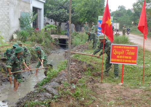 Lữ đoàn Xe tăng 215 ra quân giúp dân làm giao thông thủy lợi