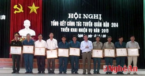 Quỳnh Lưu: Khen thưởng thành tích công tác tuyển quân năm 2014
