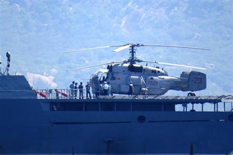 Trực thăng Ka-28 của Việt Nam hạ cánh trên tàu hộ vệ tên lửa
