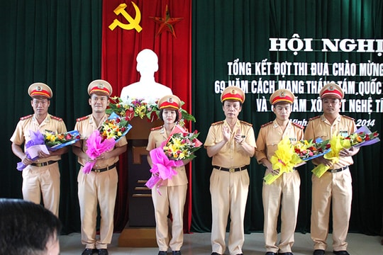 Phòng CSGT: Khen thưởng tập thể, cá nhân có thành tích xuất sắc