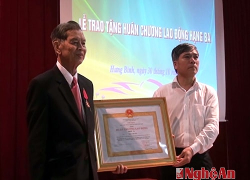 Trao tặng Huân chương Lao động hạng 3 cho ông Phan Khuyên