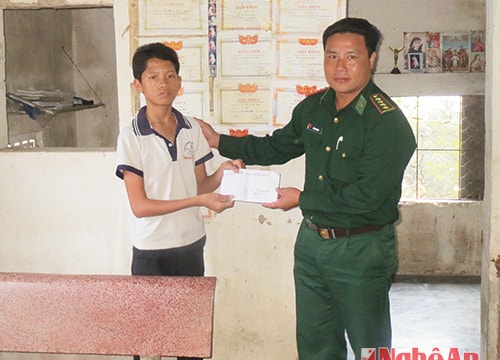 Đồn Biên phòng Diễn Thành đỡ đầu học sinh nghèo vùng giáo