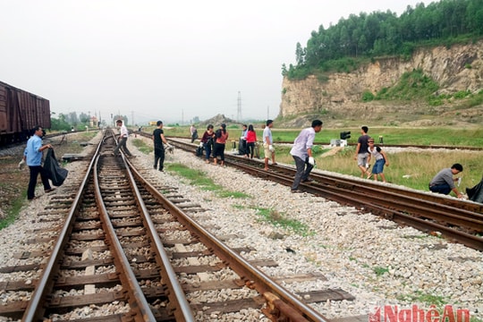 Ngành đường sắt khu vực Nghệ An: Thu gom hơn 7 tấn rác thải