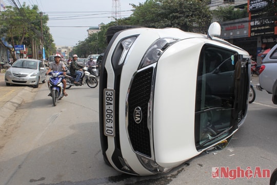 Tông vào xe đỗ bên đường, một ô tô lật nghiêng